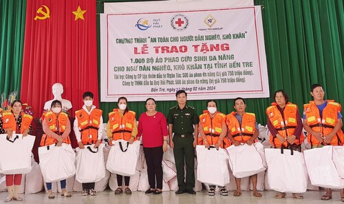Tỉnh Hội Bến Tre trao tặng áo phao cứu sinh đa năng và   túi sơ cấp cứu cho ngư dân nghèo, khó khăn