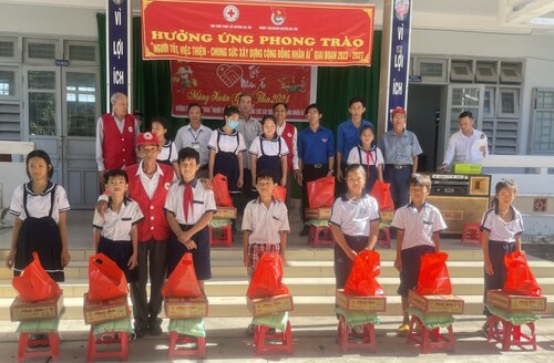 Trao quà Tết cho các em học sinh khó khăn  trường Tiểu học Vĩnh An