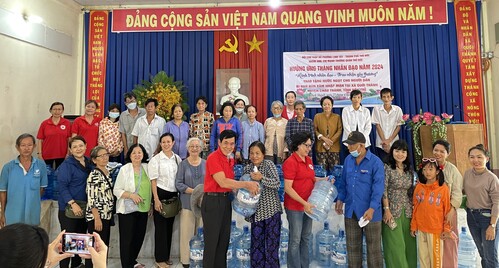 Hội Chữ thập đỏ xã Quới Thành trao tặng 400 bình nước ngọt cho hộ nghèo