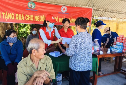 Tổ chức khám bệnh, tặng quà cho người có hoàn cảnh khó khăn tại huyện Thạnh Phú