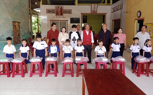 Trao tặng học bổng cho học sinh nghèo xã Phước Mỹ Trung, huyện Mỏ Cày Bắc