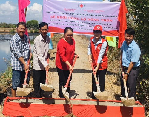 Khởi công xây dựng đường nông thôn tại xã An Nhơn,  huyện Thạnh Phú