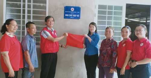 Huyện Bình Đại bàn giao nhà Chữ thập đỏ cho hộ ngư dân nghèo 