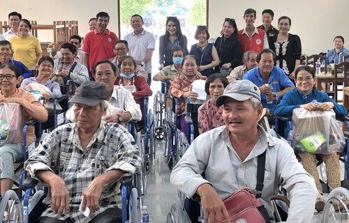 Huyện Hội Chợ Lách tặng xe lăn và quà cho người già yếu, khuyết tật
