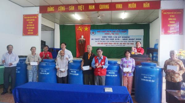 Hội Chữ thập đỏ tỉnh tổ chức lễ trao 170 bồn nước cho hộ nghèo 2 xã huyện Chợ Lách do Hội CTĐ TP. Hà Nội tặng