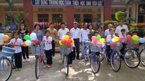 Nhóm từ thiện gia đình quận Bình Tân TPHCM tặng quà trung thu và học phẩm, xe đạp cho học sinh nghèo tại Bến Tre