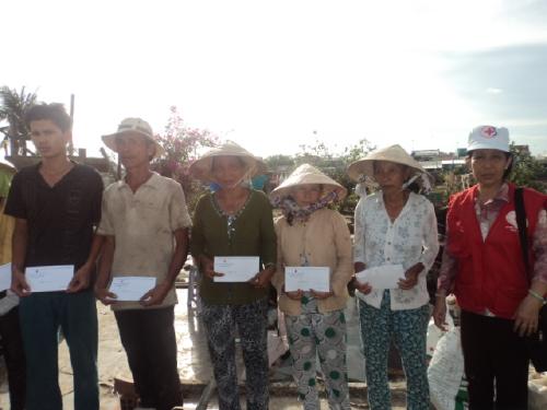 Hội Chữ thập đỏ tỉnh Bến Tre thăm và tặng quà cho bà con nghèo bị lốc xoáy tại huyện Bình Đại