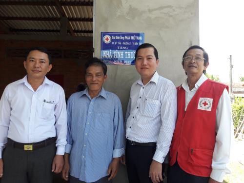 Hội Chữ thập đỏ tỉnh tổ chức lễ tặng nhà tình thương tại xã Vĩnh Hòa huyện Ba Tri