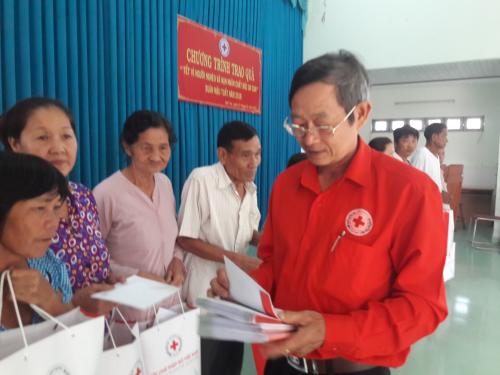 Hội Chữ thập đỏ tỉnh tổ chức trao tặng quà Tết cho hộ nghèo, nạn nhân chất độc da cam năm 2018