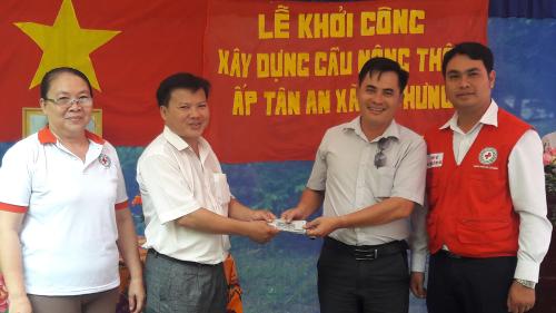 Hội Chữ thập đỏ tỉnh tổ chức lễ khởi công 2 cây cầu nông thôn tại xã An Khánh huyện Châu Thành và xã Tân Hưng huyện Ba Tri tỉnh Bến Tre