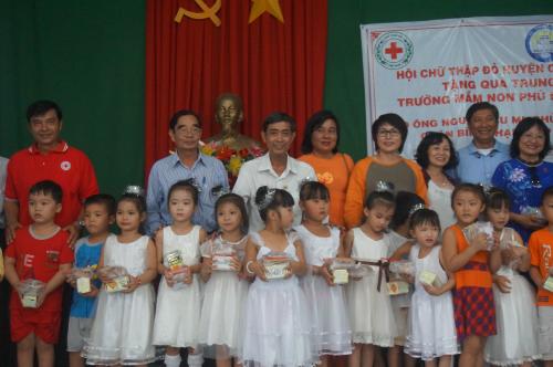 Hội Chữ thập đỏ tỉnh Bến Tre phối hợp với ông Nguyễn Tu Mi Chủ tịch Hội Doanh nghiệp quận Bình Thạnh TP Hồ Chí Minh tổ chức tặng quà trung thu cho thiếu nhi năm 2017
