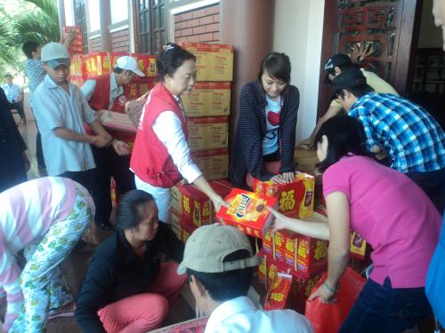 Hội Chữ thập đỏ TP. Hồ Chí Minh thăm và tặng quà Tết cho người nghèo huyện Giồng Trôm