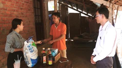 Hội Chữ thập đỏ huyện Ba Tri đến thăm 5 gia đình nghèo có hoàn cảnh khó khăn