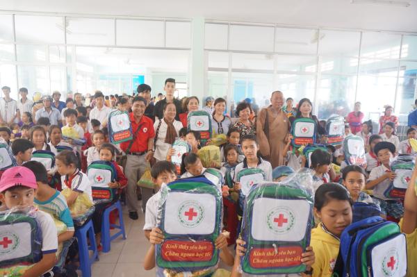 Hội Chữ thập đỏ tỉnh phối hợp với Cơ quan đại diện phía Nam TW Hội, Chùa Huyền Trang tổ chức tặng quà và khám bệnh ở xã Thạnh Phong