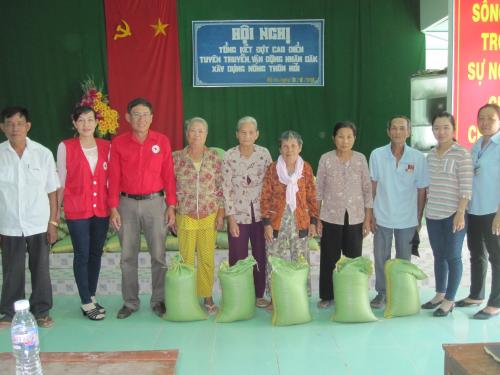 Gia đình bà Nguyễn Thị Phượng Em huyện Giồng Trôm tặng 70 phần quà tại huyện Thạnh Phú  