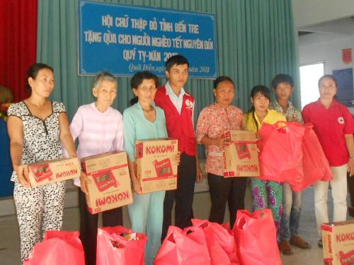 Hội Chữ Thập đỏ tỉnh Bến Tre tặng quà Tết cho bà con nghèo 2 huyện Thạnh Phú và Bình Đại