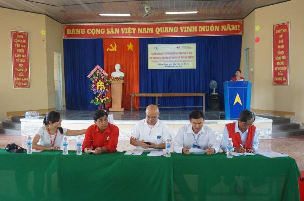 Hội chữ thập đỏ tỉnh tổ chức cấp tiền mặt cho hộ ảnh hưởng hạn măn tại các xã Hưng Phong, Định Trung, Phú Long