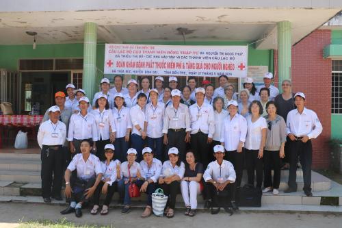 Câu lạc bộ Cựu thanh niên Hồng thập tự tổ chức khám bệnh, cấp thuốc, tặng quà cho gia đình chính sách, người dân nghèo xã Thừa Đức, huyện Bình Đại