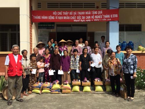 Hội Chữ thập đỏ xã Thạnh Ngãi, huyện Mỏ Cày Bắc tặng quà cho người nghèo nhân Tháng hành động vì nạn nhân chất độc da cam năm 2018