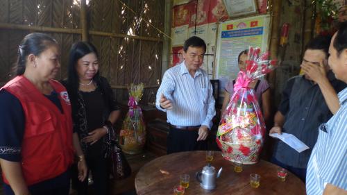Bí thư tỉnh ủy tỉnh Bến Tre thăm, tặng quà cho các hoàn cảnh nghèo nhân tết nguyên đán Bính Thân năm 2016
