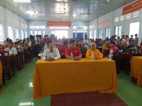 Hội Chữ thập đỏ tỉnh phối hợp huyện Hội Chợ Lách tổ chức tặng quà tết cho người nghèo và nạn nhân chất độc da cam tại thị trấn Chợ Lách 