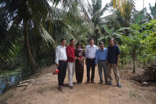 Hội Chữ thập đỏ tỉnh khảo sát lộ nông thôn tại ấp Bình Thuận xã Tân Thanh huyện Giồng Trôm