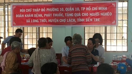 Hội Chữ thập đỏ Quận 10 Thành phố Hồ Chí Minh khám bệnh và tặng quà hộ nghèo xã Long Thới huyện Chợ Lách