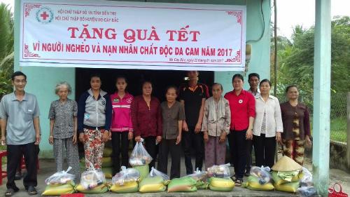 Hội Chữ thập đỏ huyện Mỏ Cày Bắc vận động hơn 1500 phần quà cho người nghèo và nạn nhân da cam Tết Đinh Dậu 2017