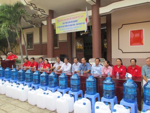 Trung ương Hội Chữ thập đỏ Việt Nam cứu trợ cho 1000 hộ dân nghèo tại huyện Giồng Trôm Bến Tre bị hạn hán, xâm nhập mặn