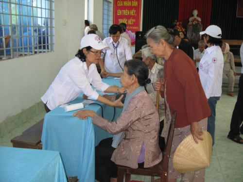 Câu lạc bộ Cựu thanh niên Hồng thập tự khám bệnh và tặng quà tại xã Tân Phú Tây (Mỏ Cày Bắc)