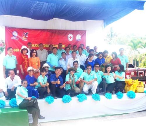 Hội Chữ thập đỏ tỉnh Bến Tre phối hợp với ông Nguyễn Tu Mi tặng 500 suất học phẩm cho các em học sinh tiểu học xã Tiên Thủy huyện Châu Thành