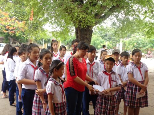 Hội Chữ thập đỏ tỉnh Bến Tre tặng học bổng cho học sinh nghèo tại xã An Hiệp huyện Ba Tri.