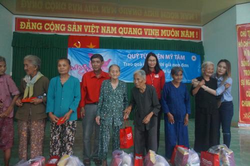 Hội Chữ thập đỏ tỉnh Bến Tre tổ chức tặng quà cho người già neo đơn tại tỉnh Bến Tre