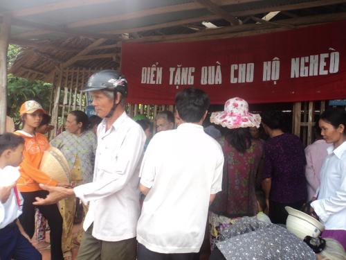 Các nhà từ thiện phối hợp Hội Chữ thập đỏ tỉnh Bến Tre tặng quà cho người nghèo huyện Thạnh Phú và Châu Thành