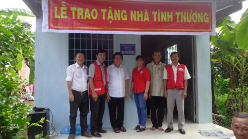 Hội Chữ thập đỏ tỉnh Bến Tre dự lễ trao tặng nhà tình thương cho hộ nghèo Thị trấn huyện Chợ Lách