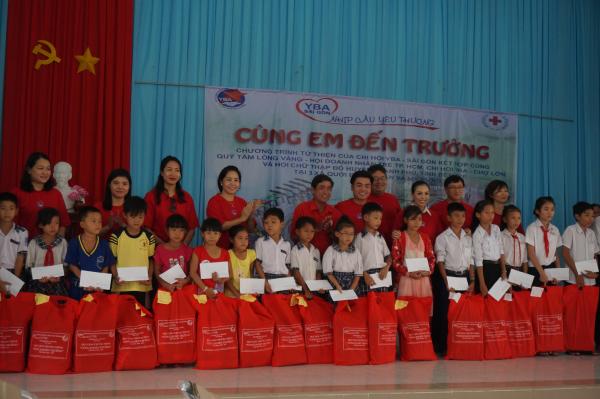 Hội Chữ thập đỏ phối hợp với Hội doanh nhân trẻ TPHCM tặng xe đạp và học phẩm cho học sinh nghèo huyện Thạnh Phú