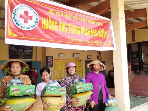 Hội Chữ thập đỏ thị trấn Giồng Trôm phát quà cho 100 hộ gia đình nghèo trong thị trấn