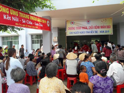 Hội Chữ thập đỏ tỉnh Bến Tre tổ chức khám bệnh, tặng quà cho người nghèo xã Phước Long và xã Hưng Phong huyện Giồng Trôm