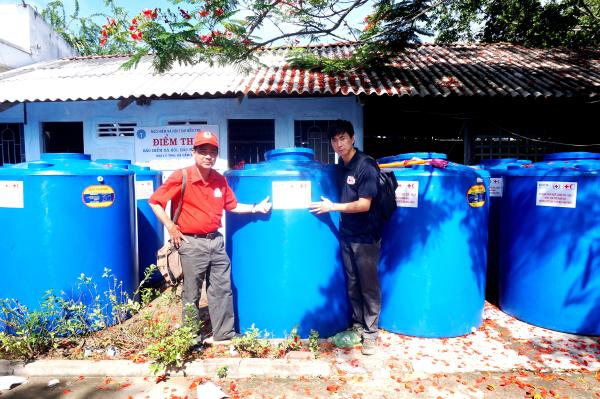 Hội Chữ thập đỏ tỉnh phối hợp tặng bồn chứa nước và tiền mặt cho 150 hộ nghèo xã Cẩm Sơn và Tân Trung