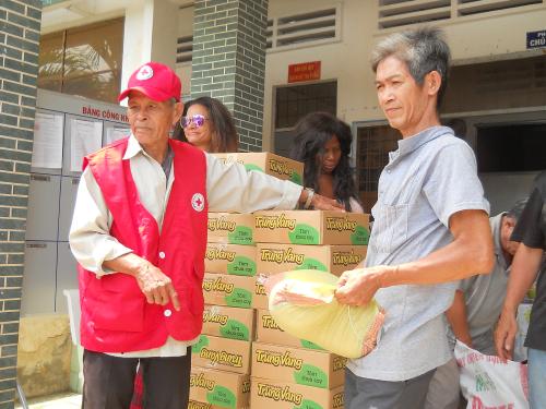 Hội Chữ thập đỏ huyện Giồng Trôm tặng quà cho người nghèo 2 xã Bình Hòa và thị trấn Giồng Trôm