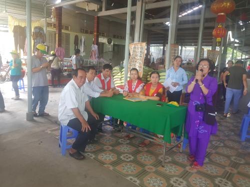 Hưởng ứng Tháng Nhân đạo năm 2018 Hội Chữ thập đỏ tỉnh Bến Tre tổ chức khám bệnh cấp thuốc tặng quà cho người nghèo xã Vĩnh Thành, huyện Chợ Lách