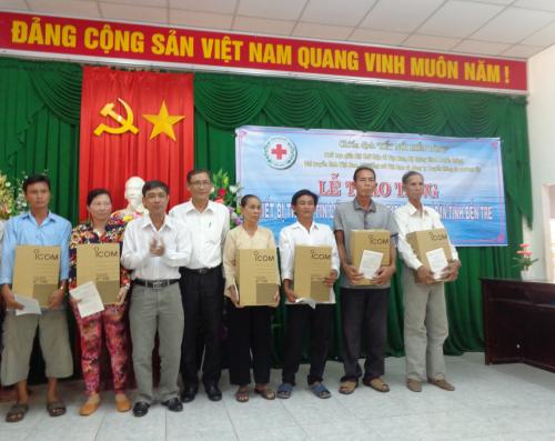 Hội Chữ thập đỏ tỉnh Bến Tre tổ chức trao tặng thiết bị thông tin liên lạc (ICOM 718) cho ngư dân Bến Tre 