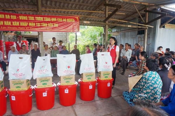 Hội Chữ thập đỏ tỉnh Bà Rịa-Vũng Tàu tặng quà cho người dân bị ảnh hưởng hạn mặn xã Lộc Thuận