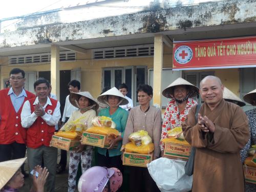  Hội Chữ thập đỏ tỉnh Bến Tre tặng quà Tết cho người nghèo và nạn nhân chất độc da cam năm 2018