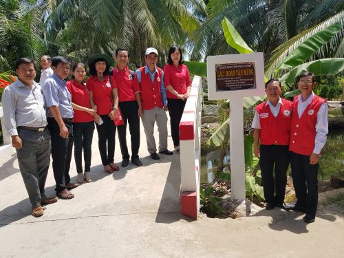 Hội Chữ thập đỏ tỉnh tổ chức lễ khánh thành cầu nông thôn xã Tân Hưng huyện Ba Tri