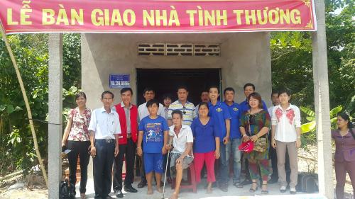 Hội Chữ thập đỏ huyện Chợ lách trao tặng Nhà tình thương cho hộ nghèo tại xã Hưng Khánh Trung B