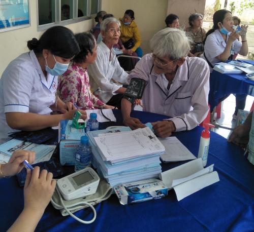 Hội Chữ thập đỏ huyện Bình Đại tổ chức khám bệnh, cấp thuốc và tặng quà cho người già, người neo đơn, người khuyết tật xã Châu Hưng