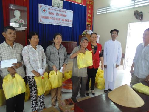 Hội Chữ thập đỏ tỉnh Bến Tre tặng 50 suất quà tết cho người nghèo tại xã Quới Thành huyện Châu Thành