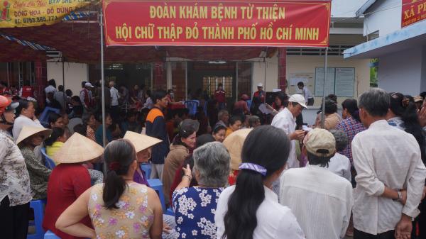 Tặng quà Tết và khám bệnh miễn phí ở xã Phước Thạnh, huyện Châu Thành.
