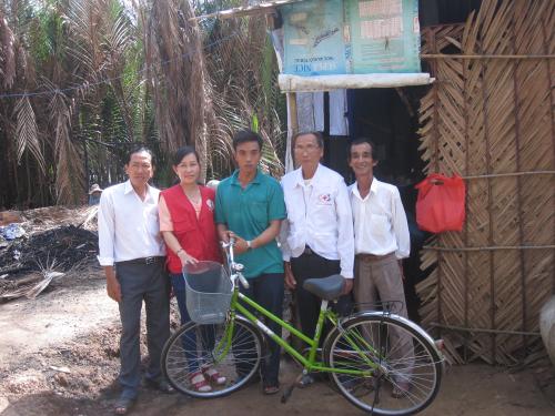 Hội Chữ thập đỏ tỉnh Bến Tre cùng nhóm Thiện tâm (Bến Tre) đến thăm và tặng quà cho hộ gia đình bị cháy nhà ở xã Thạnh Phú Đông - huyện Giồng Trôm - tỉnh Bến Tre